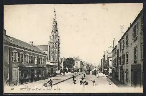 AK Lorient, Route de Brest avec église et passants