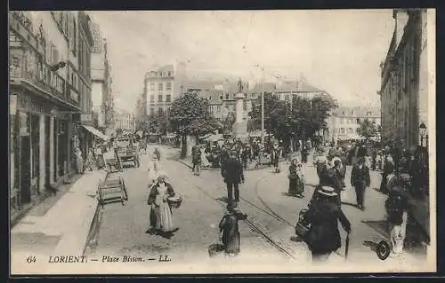 AK Lorient, Place Bisson animée avec passants et tramway