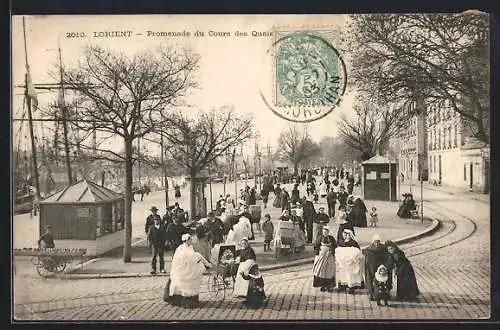 AK Lorient, Promenade du Cours des Quais animée avec passants et navires amarrés