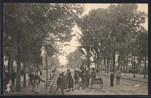 AK Lorient, La Cour Chazelles avec des passants et des arbres alignés