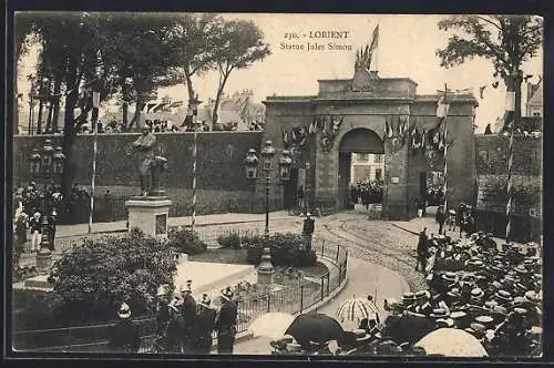 AK Lorient, Statue Jules Simon devant une foule rassemblée près de l`entrée monumentale