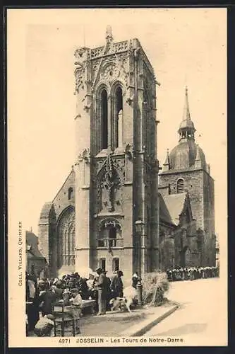 AK Josselin, Les Tours de Notre-Dame avec foule rassemblée devant l`église