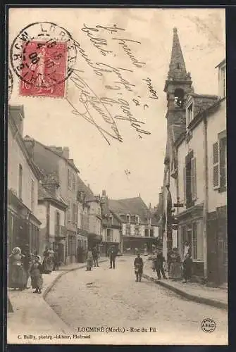 AK Locminé, Rue du Fil animée avec passants et bâtiments historiques