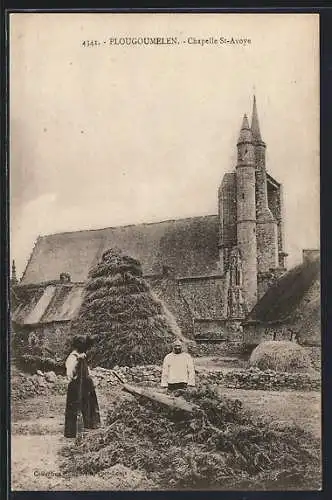 AK Plougoumelen, Chapelle St-Avoye avec paysans et meules de foin