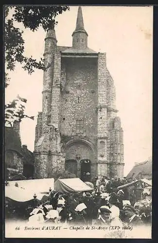 AK Auray, Chapelle de St-Avoye, XVIe siècle, et foule animée