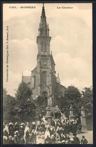 AK St-Donan, Le Clocher avec rassemblement devant l`église