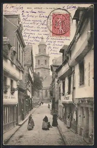 AK Auray, La rue du Lait avec vue sur l`église et passants en costumes traditionnels