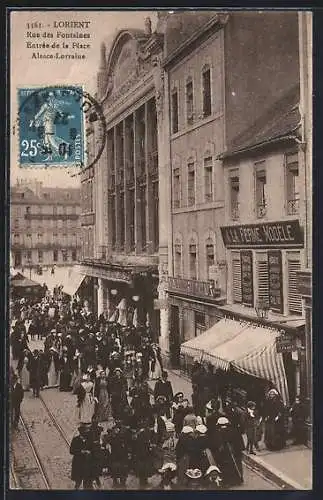 AK Lorient, Rue des Fontaines et entrée de la Place Alsace-Lorraine animée