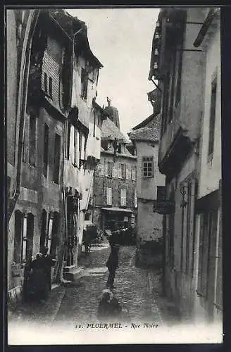 AK Ploërmel, Rue Noire animée avec passants et bâtiments anciens