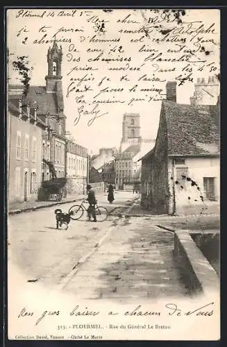 AK Ploërmel, Rue du Général Le Breton avec cycliste et piétons