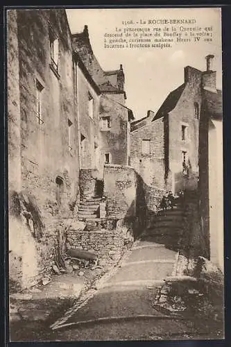 AK La Roche-Bernard, Rue de la Quenelle pittoresque avec maisons Henri IV et lucarnes sculptées