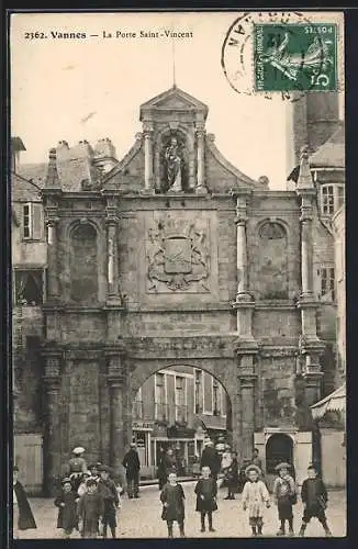 AK Vannes, La Porte Saint-Vincent avec des enfants devant l`entrée historique