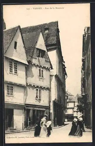 AK Vannes, Rue de la Monnaie avec passants en habits traditionnels