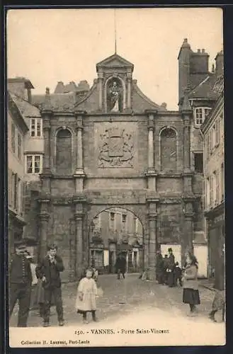 AK Vannes, Porte Saint-Vincent avec passants devant l`entrée historique