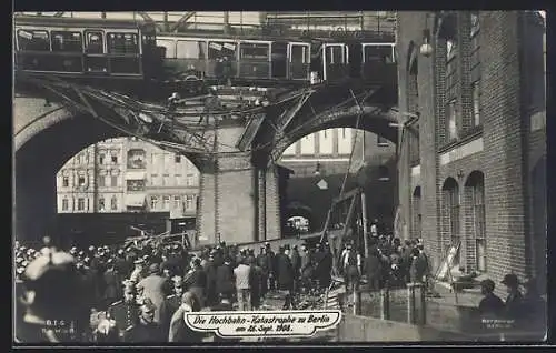 AK Berlin-Kreuzberg, Schaulustige bei der Hochbahnkatastrophe vom 26.9.1908