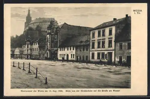 AK Weida i.Th., Blick von der Kirchbrücke auf die Strasse am Wasser