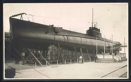 Foto-AK Italienisches U-Boot Delfino auf dem Trockendock, 1930