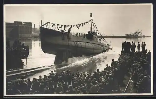 Foto-AK Italienisches U-Boot Delfino beim Stapellauf 1930