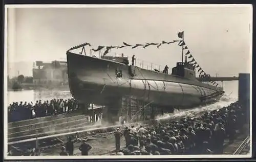 Foto-AK Italienisches U-Boot Delfino läuft vom Stapel 1930