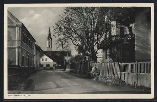 AK Hartkirchen am Inn, Strassenpartie mit Blick zur Kirche