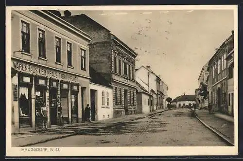 AK Haugsdorf /N.-Ö., Warenhaus Leo Kraus mit Strassenpartie