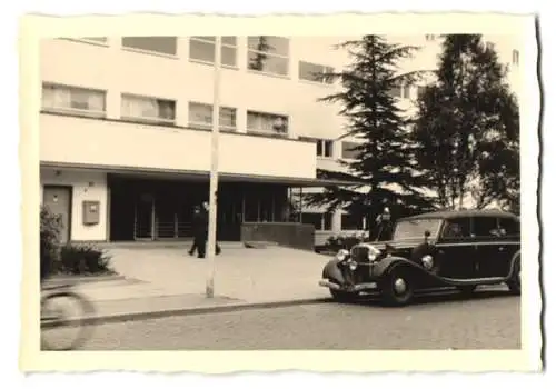 2 Fotografien unbekannter Fotograf, Ansicht Bonn, Bundeshaus, Auto Mercedees Benz auf dem Parkplatz von Konrad Adenauer