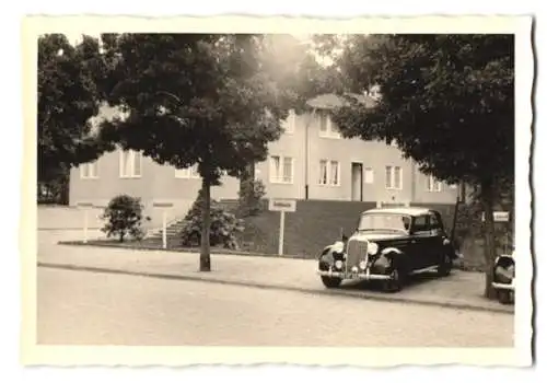 2 Fotografien unbekannter Fotograf, Ansicht Bonn, Bundeshaus, Auto Mercedees Benz auf dem Parkplatz von Konrad Adenauer