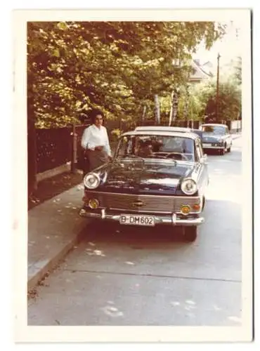 2 Fotografien Auto Opel, Familie am PKW mit Kennzeichen Berlin 1962