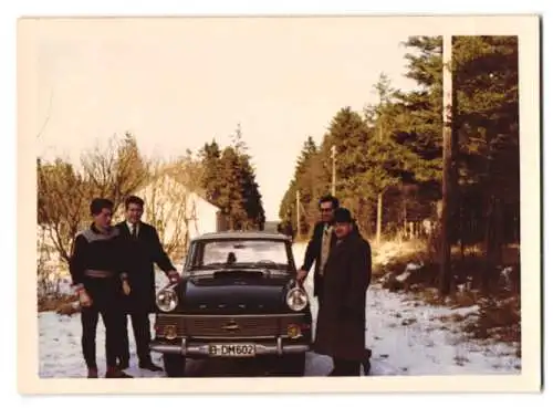 2 Fotografien Auto Opel, Familie am PKW mit Kennzeichen Berlin 1962