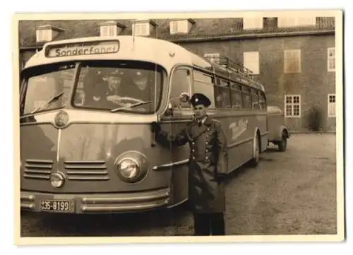 2 Fotografien Bus Mercedes Benz, Reisebus mit Gepäckanhänger, Fahrer im Bus, Pilizist steht daneben