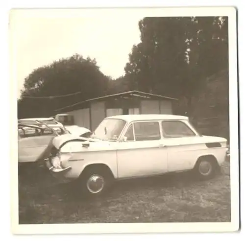 2 Fotografien Auto NSU Prinz, Coupe mit Frontschaden auf einem Schrottplatz