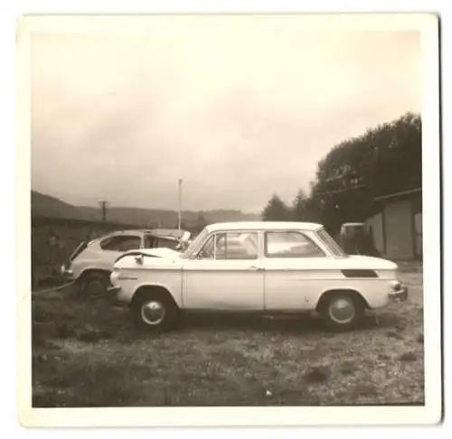 2 Fotografien Auto NSU Prinz, Coupe mit Frontschaden auf einem Schrottplatz