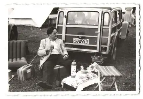 2 Fotografien Auto Ford Woody, Brotzeit auf einem Campingplatz