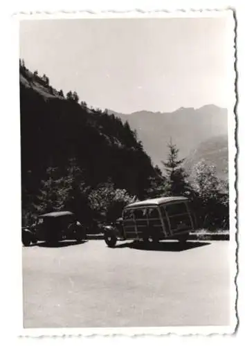 2 Fotografien Auto Ford Woody, Brotzeit auf einem Campingplatz