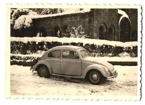 2 Fotografien Auto Volkswagen VW Käfer, Mutter & Tochter vor PKW stehend