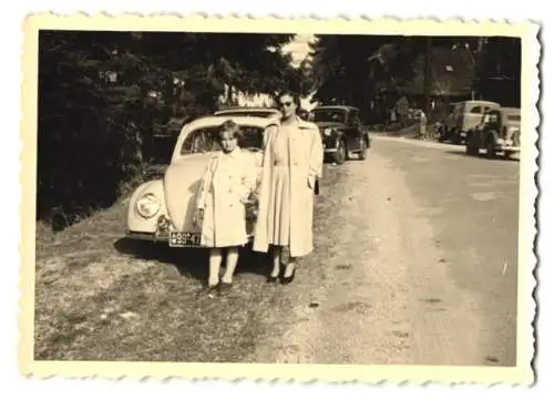 2 Fotografien Auto Volkswagen VW Käfer, Mutter & Tochter vor PKW stehend