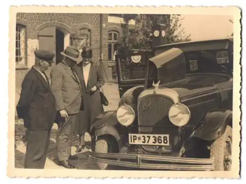 2 Fotografien Auto Chrysler, Tankwart der Standard - Tankstelle prüft PKW