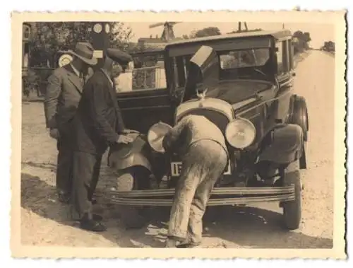 2 Fotografien Auto Chrysler, Tankwart der Standard - Tankstelle prüft PKW