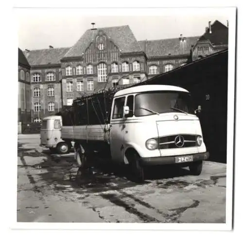 2 Fotografien unbekannter Fotograf, Ansicht Berlin, Lastwagen Mercedes Benz, Pritsche & Kleinbus vor der Teske Schule