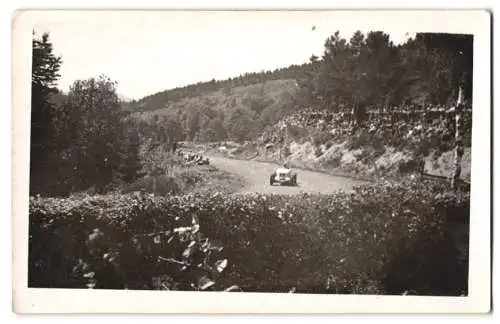 2 Fotografien Motorsport, Auto / Rennwagen auf dem Nürburgring / Nordschleife im Rennen