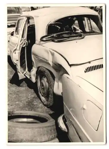 6 Fotografien Atelier Glock, Karlsruhe, Auto Renault Dauphine, Wrack nach Überschlag auf einem Schrottplatz