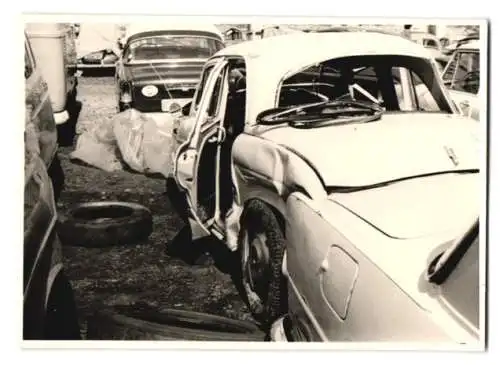 6 Fotografien Atelier Glock, Karlsruhe, Auto Renault Dauphine, Wrack nach Überschlag auf einem Schrottplatz