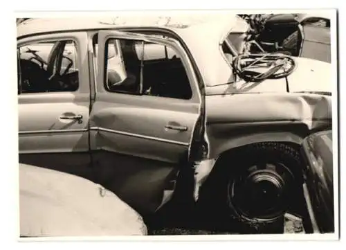 6 Fotografien Atelier Glock, Karlsruhe, Auto Renault Dauphine, Wrack nach Überschlag auf einem Schrottplatz