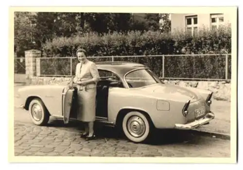 2 Fotografien Auto Simca Aronde, Hausfrau nebst PKW mit Kennzeichen Berlin