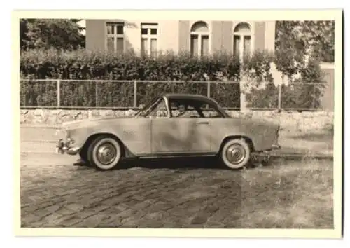 2 Fotografien Auto Simca Aronde, Hausfrau nebst PKW mit Kennzeichen Berlin