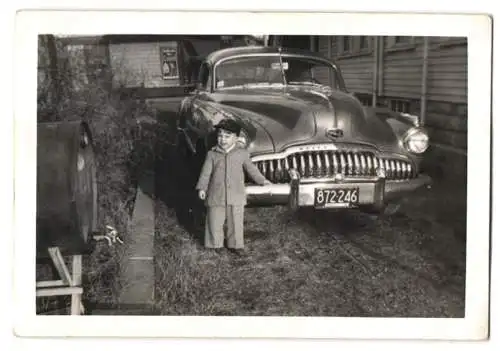 2 Fotografien Auto US-Car, Knabe vor PKW mit US-Kennzeichen Massachusetts 1951