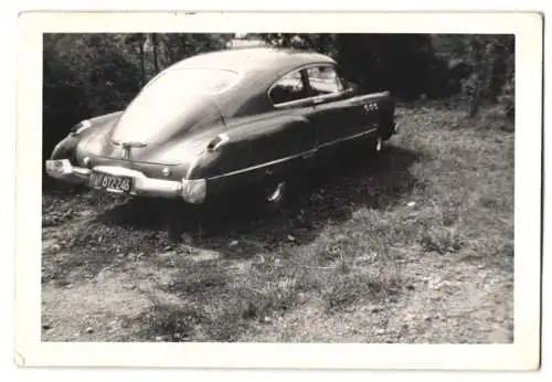 2 Fotografien Auto US-Car, Knabe vor PKW mit US-Kennzeichen Massachusetts 1951