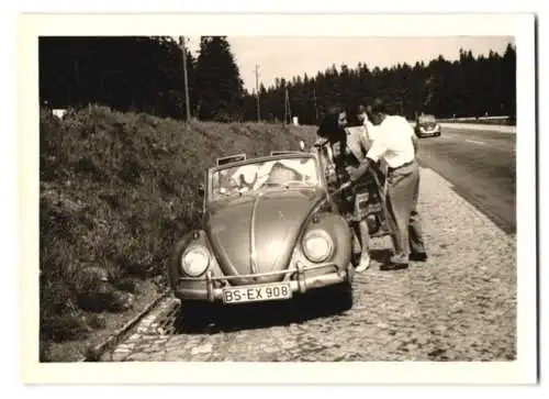 2 Fotografien Auto Volkswagen VW Käfer Cabrio, Paare während einer Ausfahrt