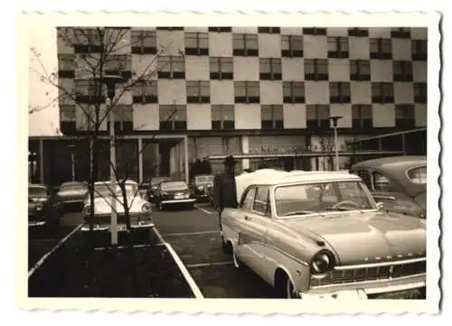 2 Fotografien unbekannter Fotograf, Ansicht Berlin, Auto Ford Taunus am Hilton Hotel Ku-Damm & Opel vor Siegessäule