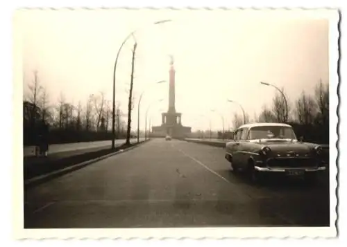 2 Fotografien unbekannter Fotograf, Ansicht Berlin, Auto Ford Taunus am Hilton Hotel Ku-Damm & Opel vor Siegessäule